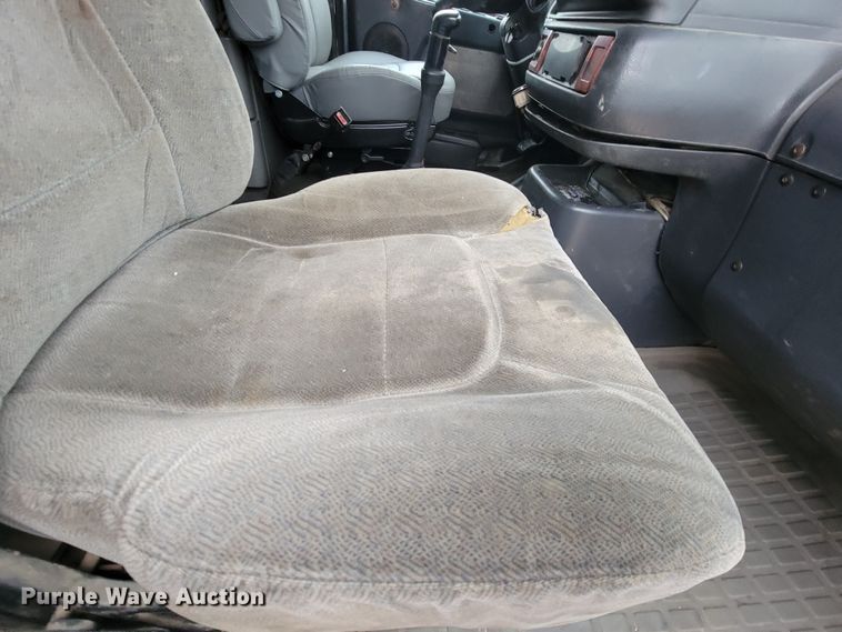 image for item LL9549 1999 Volvo VN  semi truck