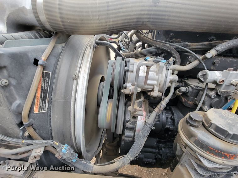 image for item LL9549 1999 Volvo VN  semi truck