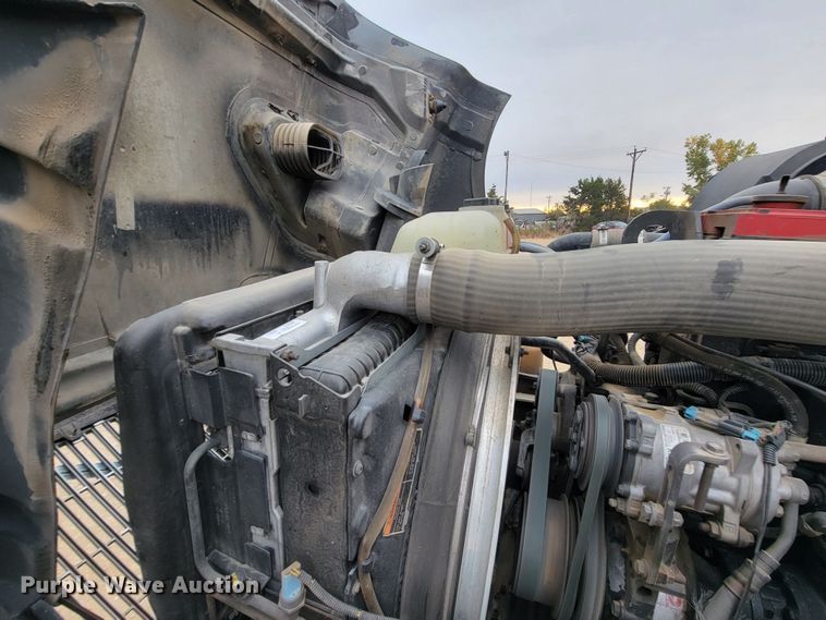 image for item LL9549 1999 Volvo VN  semi truck