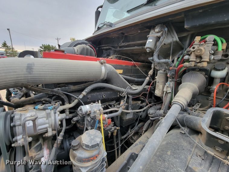 image for item LL9549 1999 Volvo VN  semi truck