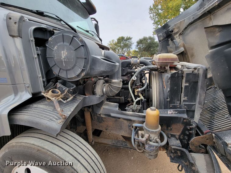 image for item LL9549 1999 Volvo VN  semi truck