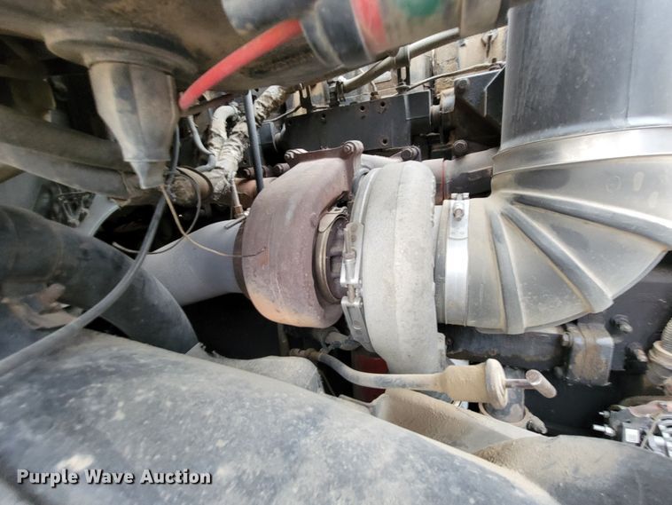 image for item LL9549 1999 Volvo VN  semi truck