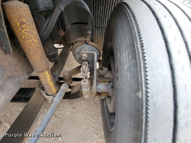 image for item LL9549 1999 Volvo VN  semi truck