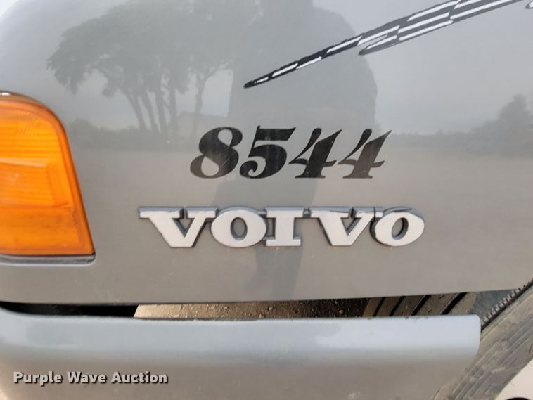 image for item LL9549 1999 Volvo VN  semi truck