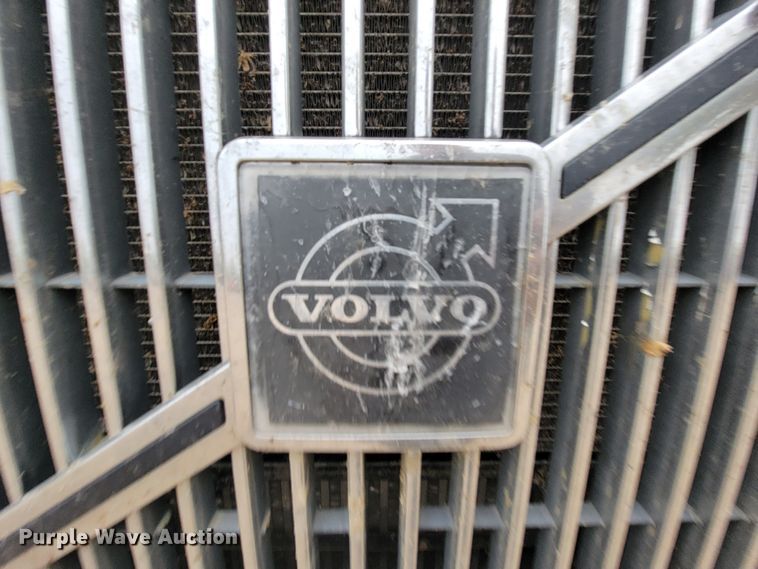 image for item LL9549 1999 Volvo VN  semi truck