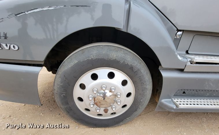 image for item LL9549 1999 Volvo VN  semi truck