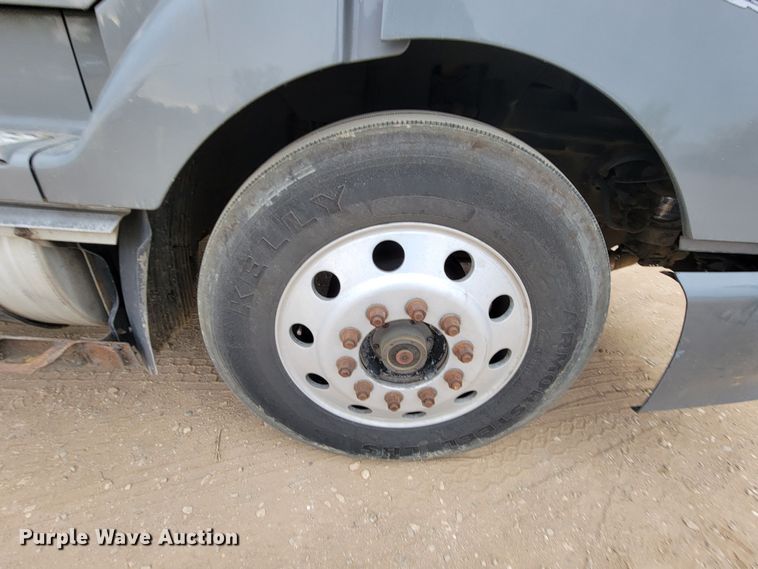 image for item LL9549 1999 Volvo VN  semi truck