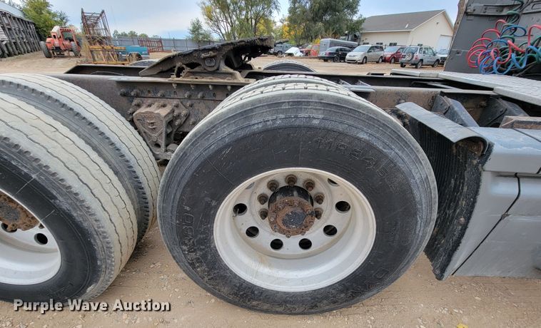 image for item LL9549 1999 Volvo VN  semi truck