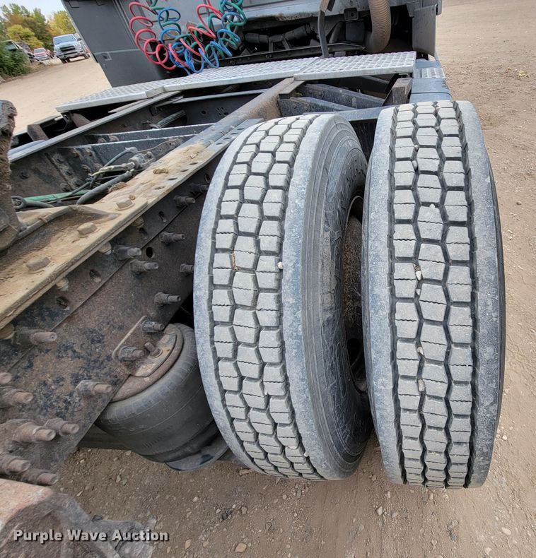 image for item LL9549 1999 Volvo VN  semi truck