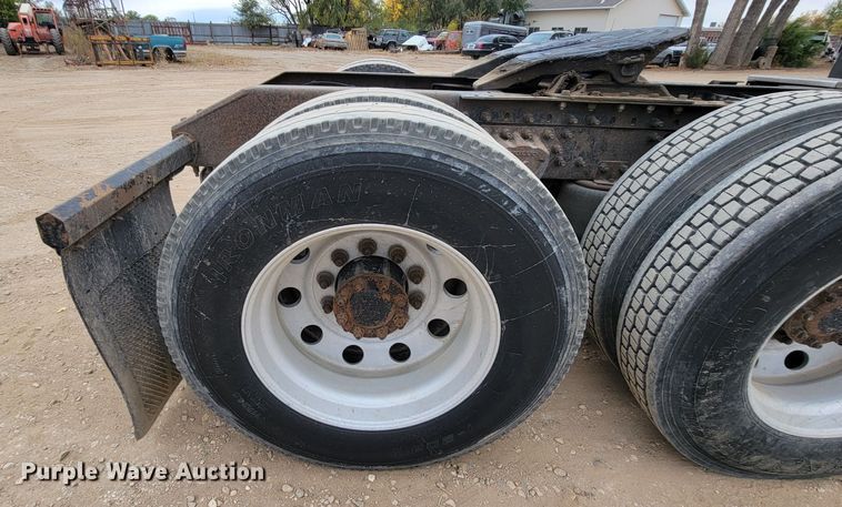 image for item LL9549 1999 Volvo VN  semi truck