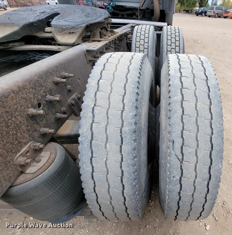 image for item LL9549 1999 Volvo VN  semi truck