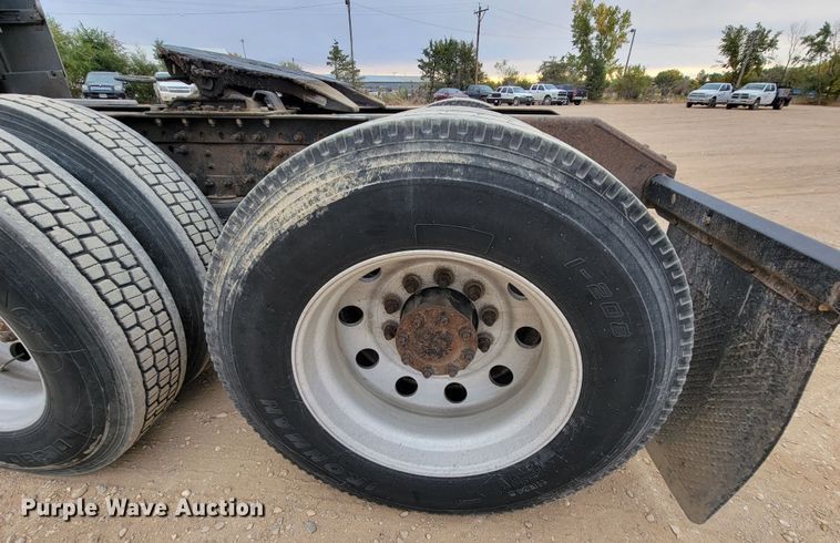 image for item LL9549 1999 Volvo VN  semi truck