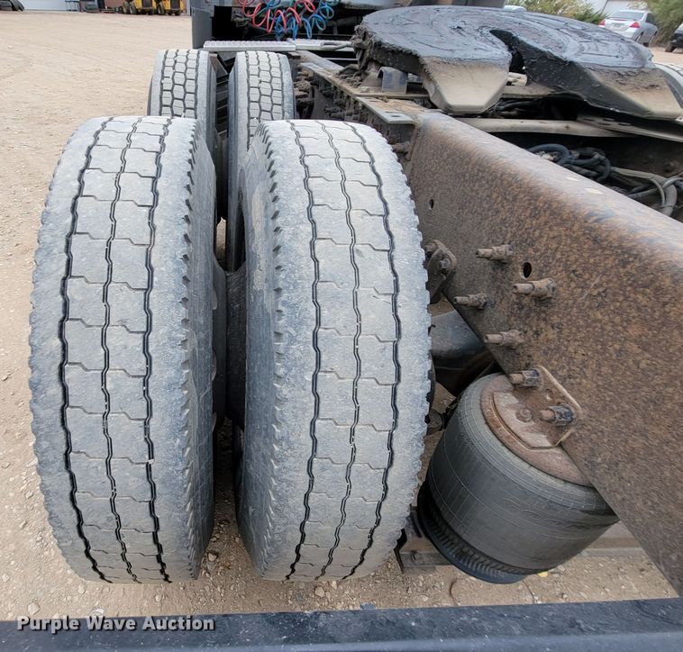 image for item LL9549 1999 Volvo VN  semi truck