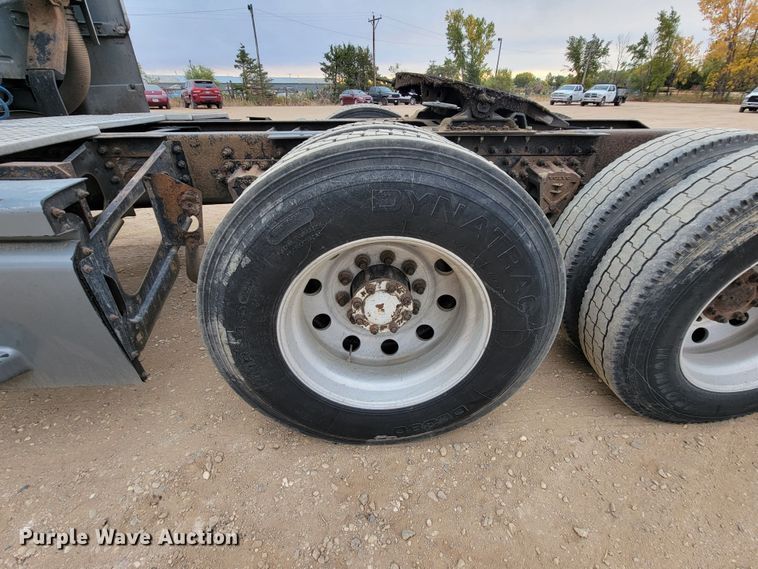 image for item LL9549 1999 Volvo VN  semi truck