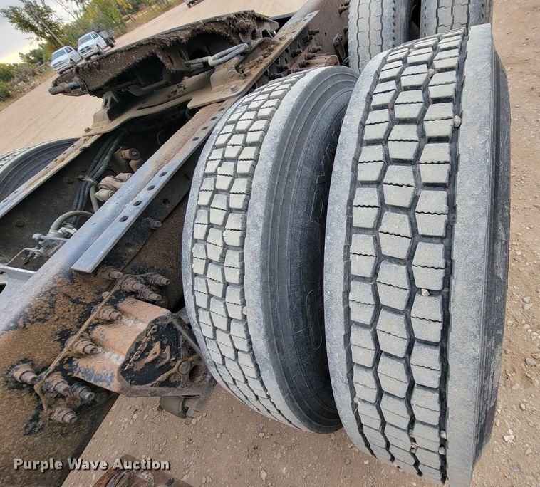 image for item LL9549 1999 Volvo VN  semi truck