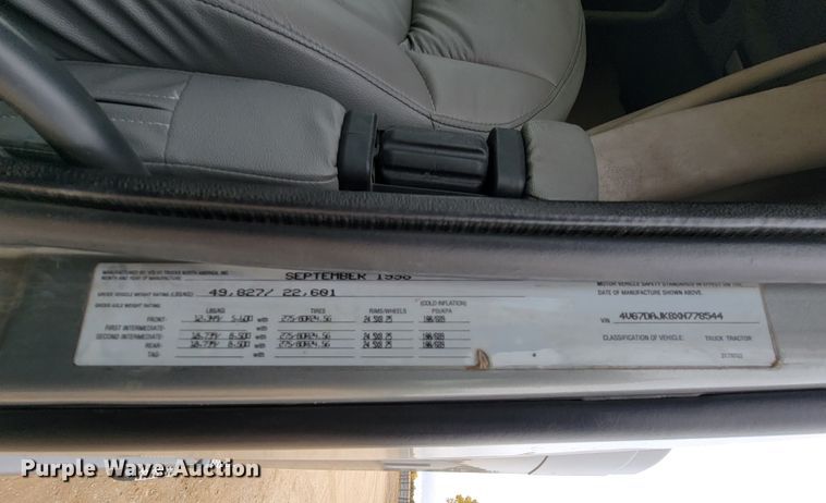 image for item LL9549 1999 Volvo VN  semi truck