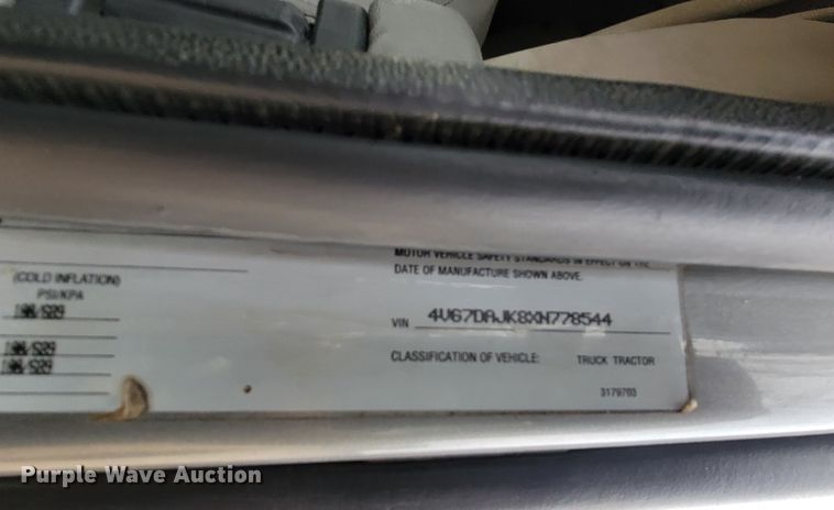 image for item LL9549 1999 Volvo VN  semi truck