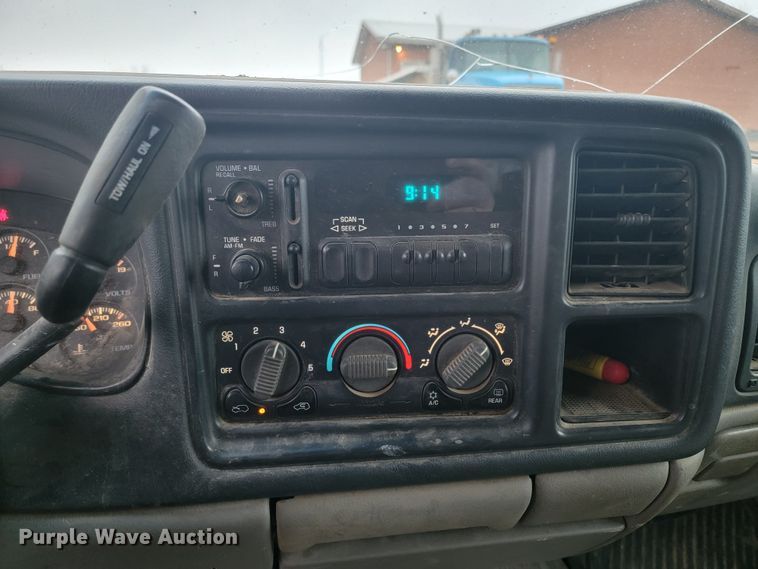 image for item LL9713 2001 Chevrolet Suburban  SUV