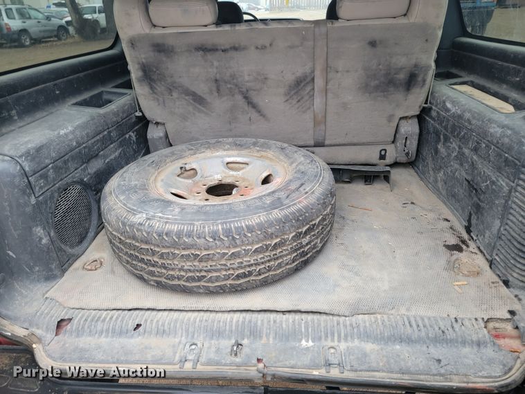 image for item LL9713 2001 Chevrolet Suburban  SUV