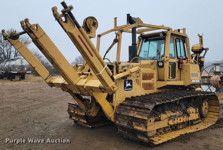 image for item LL9722 1991 John Deere 850B LGP  cable plow