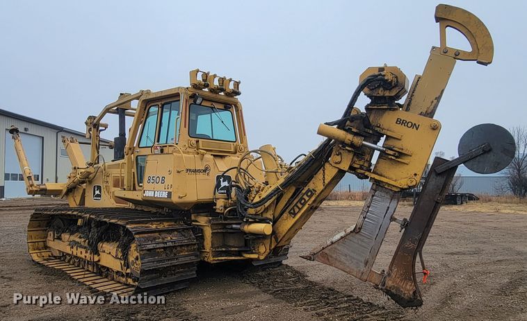 image for item LL9722 1991 John Deere 850B LGP  cable plow