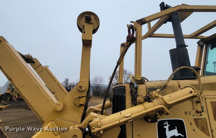 image for item LL9722 1991 John Deere 850B LGP  cable plow