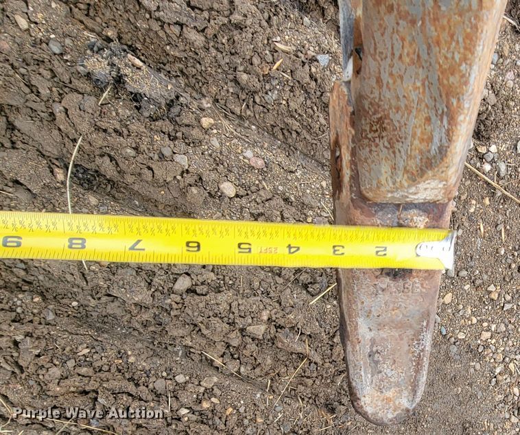 image for item LL9722 1991 John Deere 850B LGP  cable plow