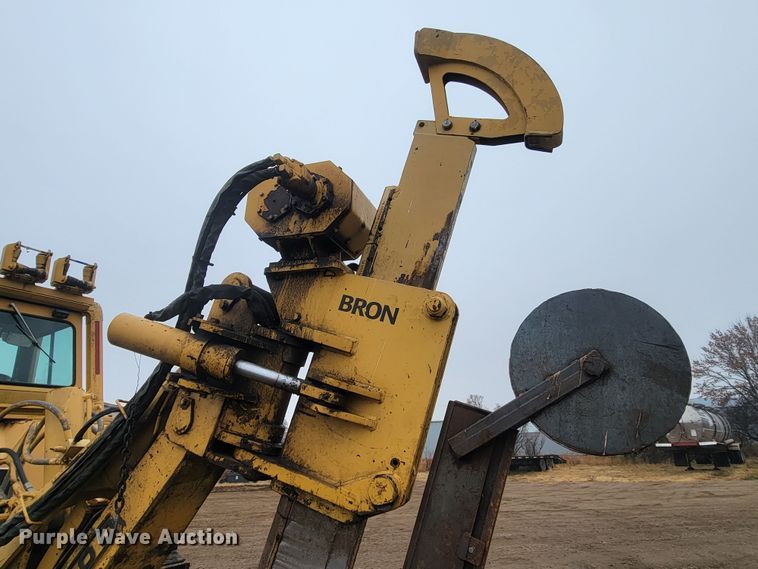 image for item LL9722 1991 John Deere 850B LGP  cable plow