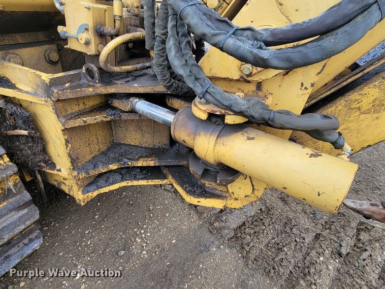 image for item LL9722 1991 John Deere 850B LGP  cable plow