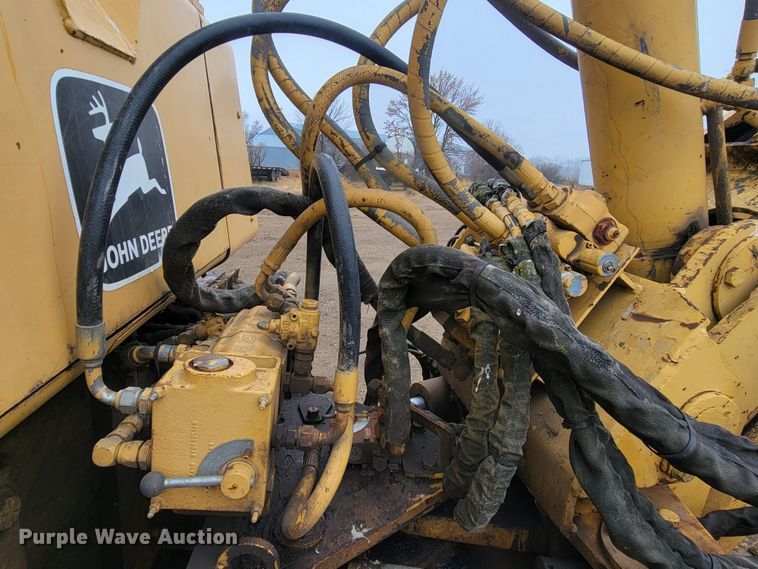 image for item LL9722 1991 John Deere 850B LGP  cable plow