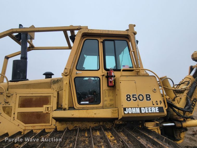 image for item LL9722 1991 John Deere 850B LGP  cable plow