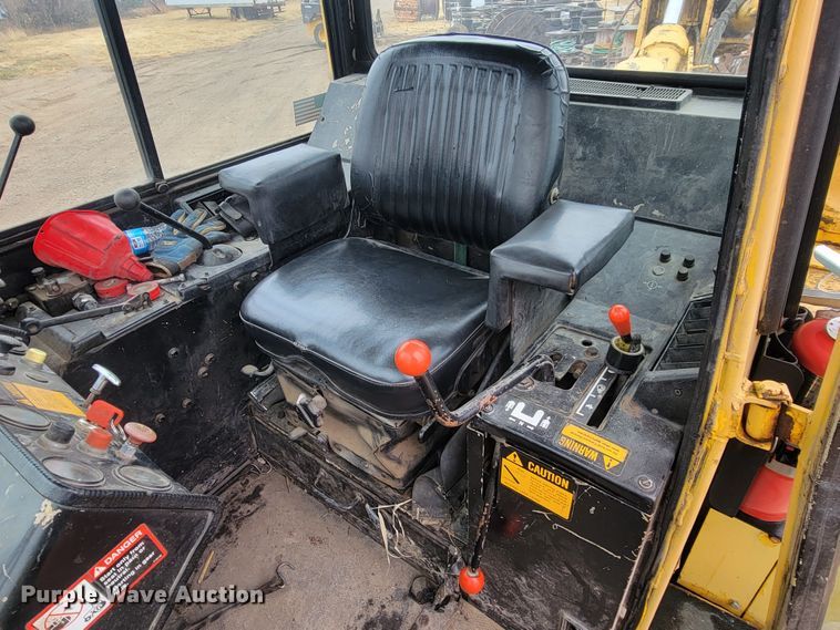 image for item LL9722 1991 John Deere 850B LGP  cable plow