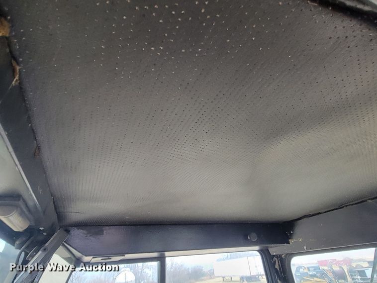 image for item LL9722 1991 John Deere 850B LGP  cable plow