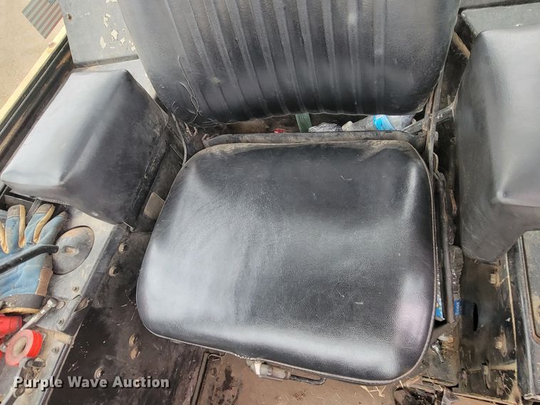 image for item LL9722 1991 John Deere 850B LGP  cable plow