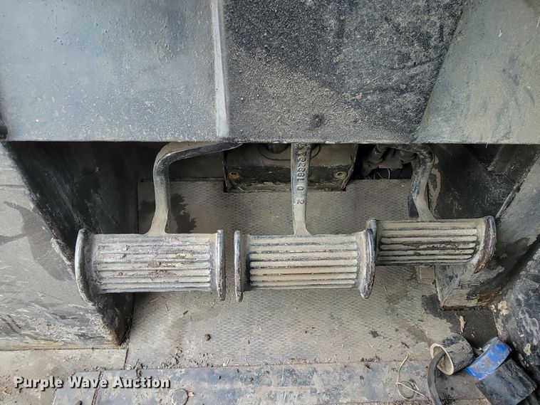 image for item LL9722 1991 John Deere 850B LGP  cable plow