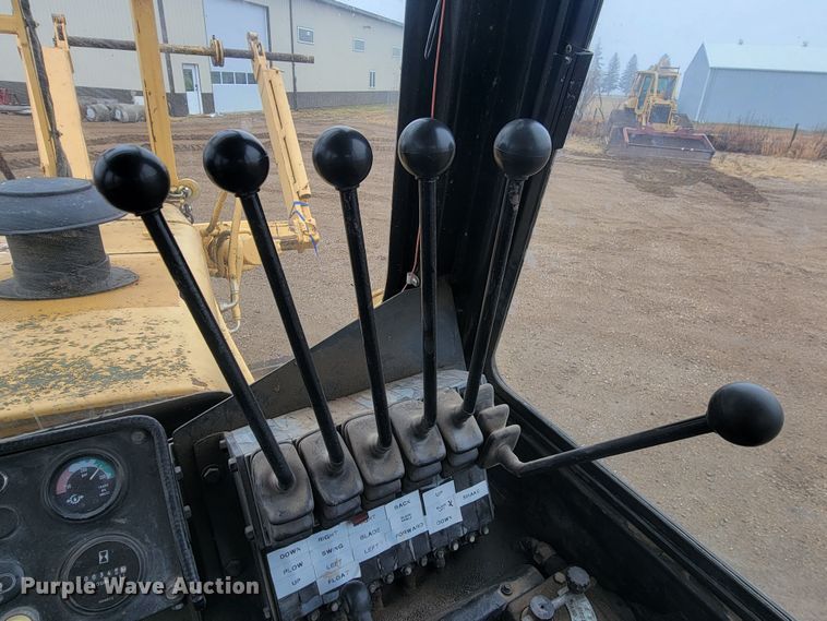 image for item LL9722 1991 John Deere 850B LGP  cable plow