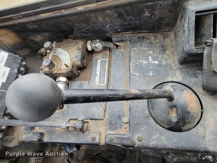 image for item LL9722 1991 John Deere 850B LGP  cable plow