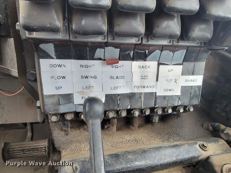 image for item LL9722 1991 John Deere 850B LGP  cable plow