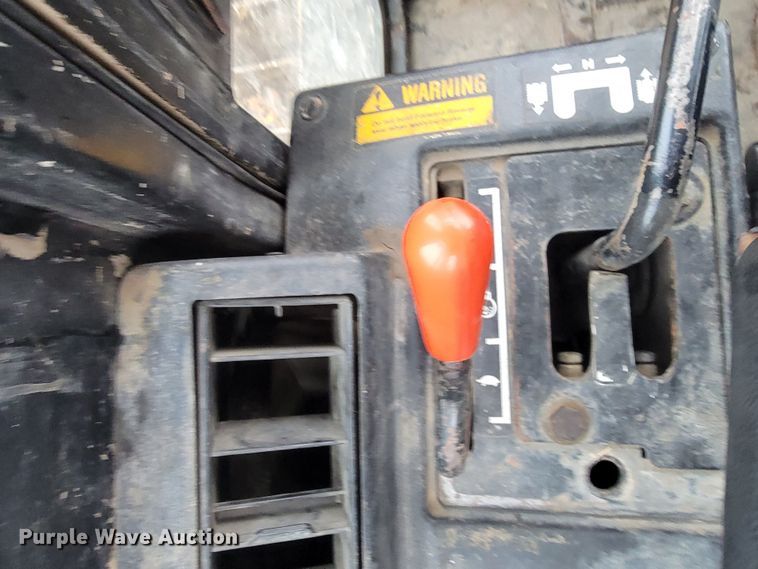 image for item LL9722 1991 John Deere 850B LGP  cable plow