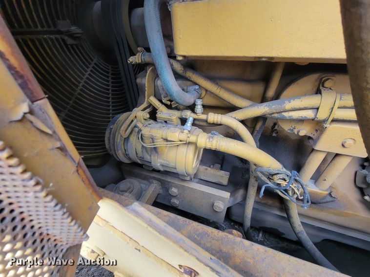 image for item LL9722 1991 John Deere 850B LGP  cable plow