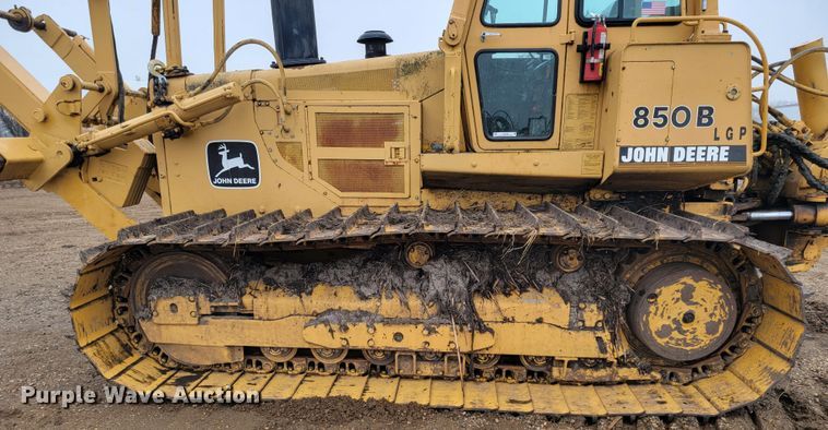 image for item LL9722 1991 John Deere 850B LGP  cable plow