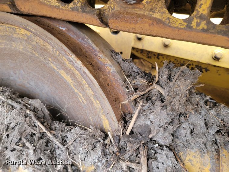 image for item LL9722 1991 John Deere 850B LGP  cable plow