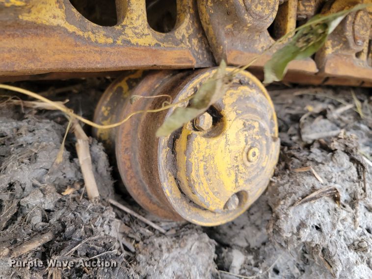 image for item LL9722 1991 John Deere 850B LGP  cable plow