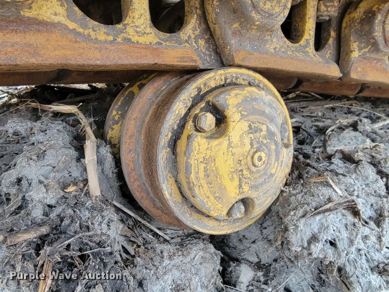 image for item LL9722 1991 John Deere 850B LGP  cable plow