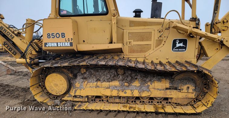 image for item LL9722 1991 John Deere 850B LGP  cable plow