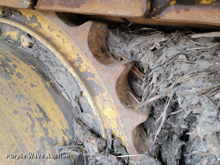 image for item LL9722 1991 John Deere 850B LGP  cable plow