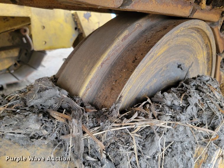 image for item LL9722 1991 John Deere 850B LGP  cable plow