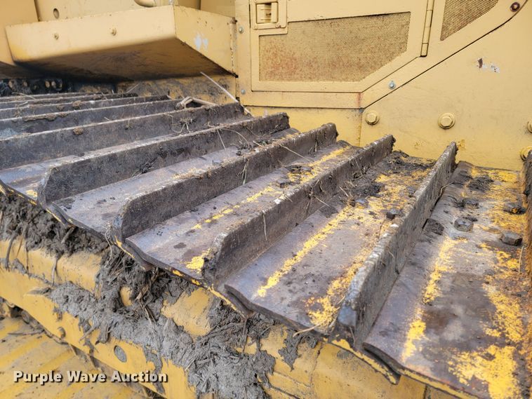 image for item LL9722 1991 John Deere 850B LGP  cable plow