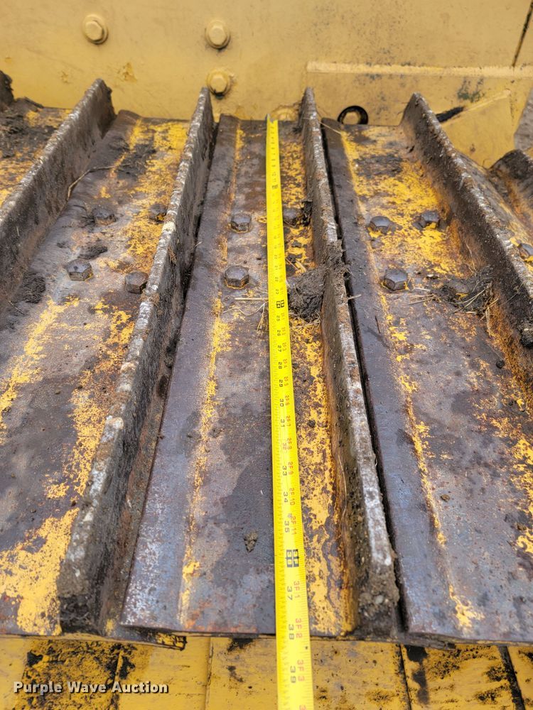 image for item LL9722 1991 John Deere 850B LGP  cable plow