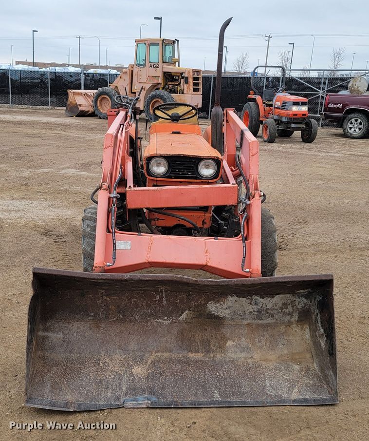 image for item LL9727 Kubota L275  MFWD tractor